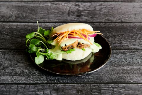 23.3 Gau bao dampet hvedebolle med svampe og grøntsager og goma dressing