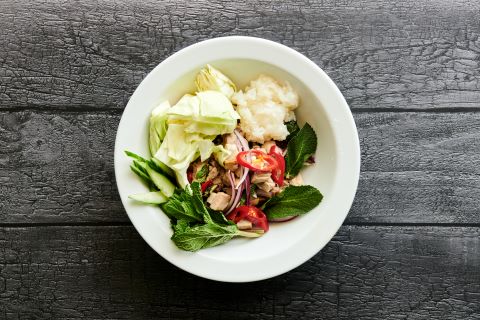 44. Hvidkål og chili salat med marineret and agurk & mynte og klistreris