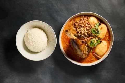 57. Massaman karry med lammeskank, kartofler, jordnødder og skalotteløg & jasmin ris