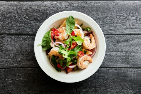 45. Pomolo salat med store rejer mynte & spicy marinade