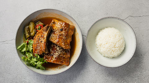68. Braiseret svinekød spareribs med agurker salat - jasminris