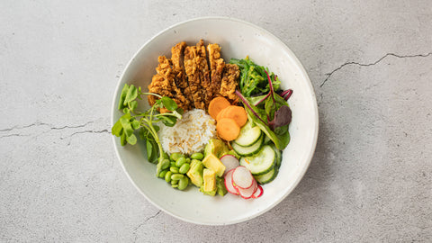 42. Poke sprød kylling salat, ris, avokado, agurker og gulerod