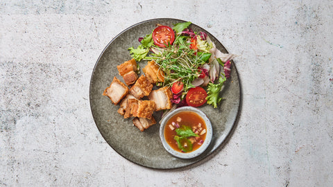94. Sprøde gris (200g) med sød sur spicy sovs & frisk salat