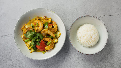 63. Stegt rejer med løg, peberfrugt og gul karry sauce - jasminris (Koong Pad Pong Kari)