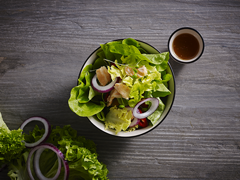 41. Stegt laksesalat med agurk, rød radise, mizuna og misodressing