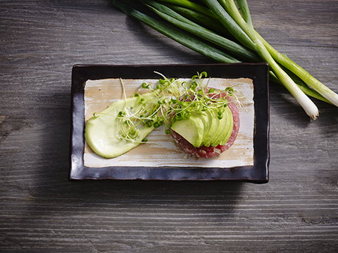 25. Tun tartar hakket med agurk rødløg avacado serveret med soya marinade