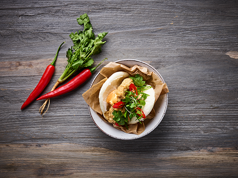 23.2 Gao Bao: Dybtstegt kylling med chili mayo og rødløg