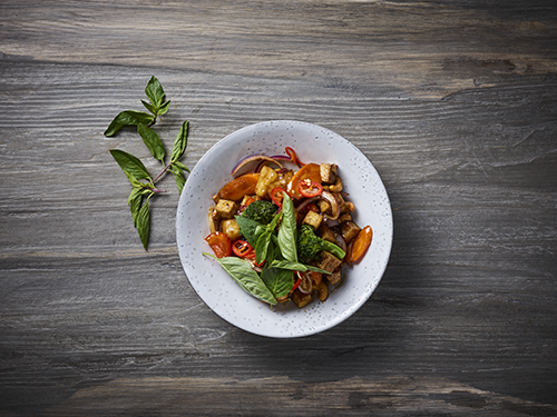 303. Tofu stegt med grøntssager, soya sovs og cashews - jasmin ris - VEGETAR