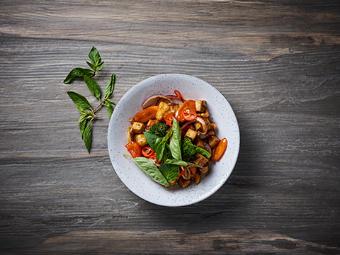 303. Tofu stegt med grøntssager, soya sovs og cashews - jasmin ris - VEGETAR