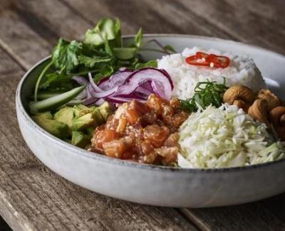 81. Poke: sundt salat med frisk fisk avocado ærter cashew sprøde grøntsager - sushiris